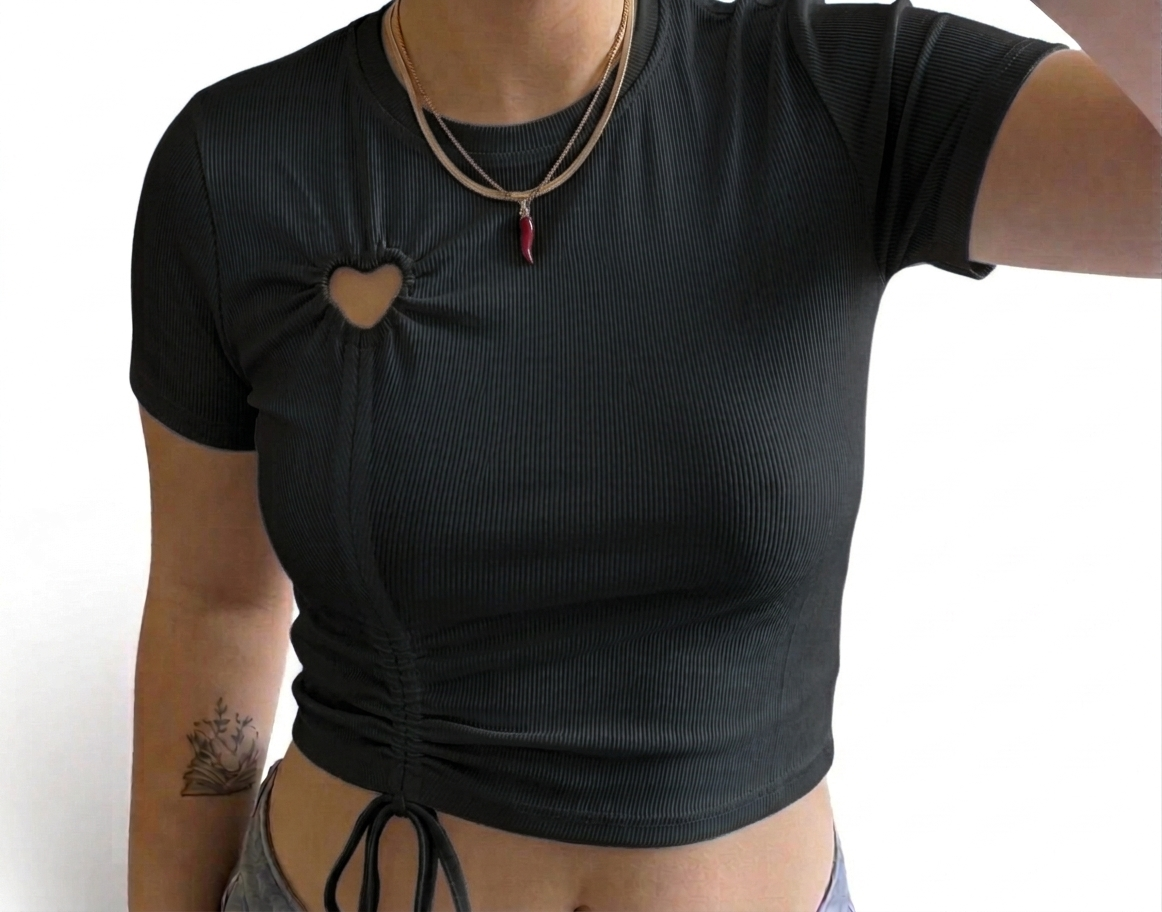Heart Cut-Out Crop Top in Maglia Costina
