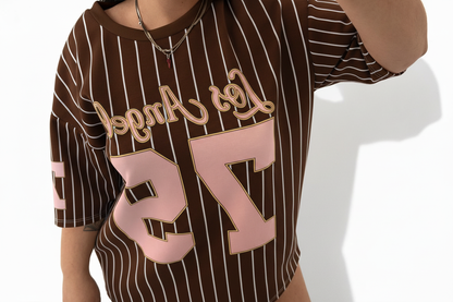 T-Shirt Baseball Los Angeles 79 - Marrone colletto marrone, strisce bianche, numeri rosa, scritta rosa chiaro contorno giallo